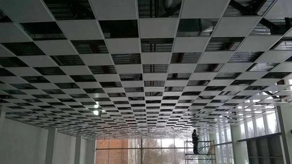 Монтаж подвесных потолков в торговом центре города Артёма